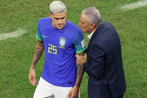 Tite conversa com Pedro na partida entre Camarões e Brasil  - Tim Nwachukwu/Getty Images