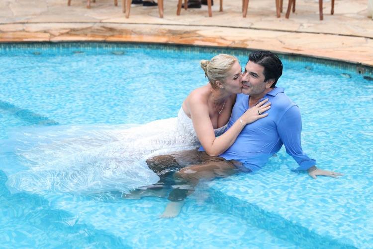 Ana Hickmann e Edu Guedes na piscina da fazenda de Guedes em Araras (SP)