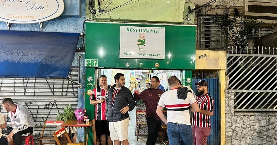 Torcedores do São Paulo aproveitam bares nos arredores do Allianz Parque antes de jogo contra o Água Santa pelas quartas de final do Paulistão 2023