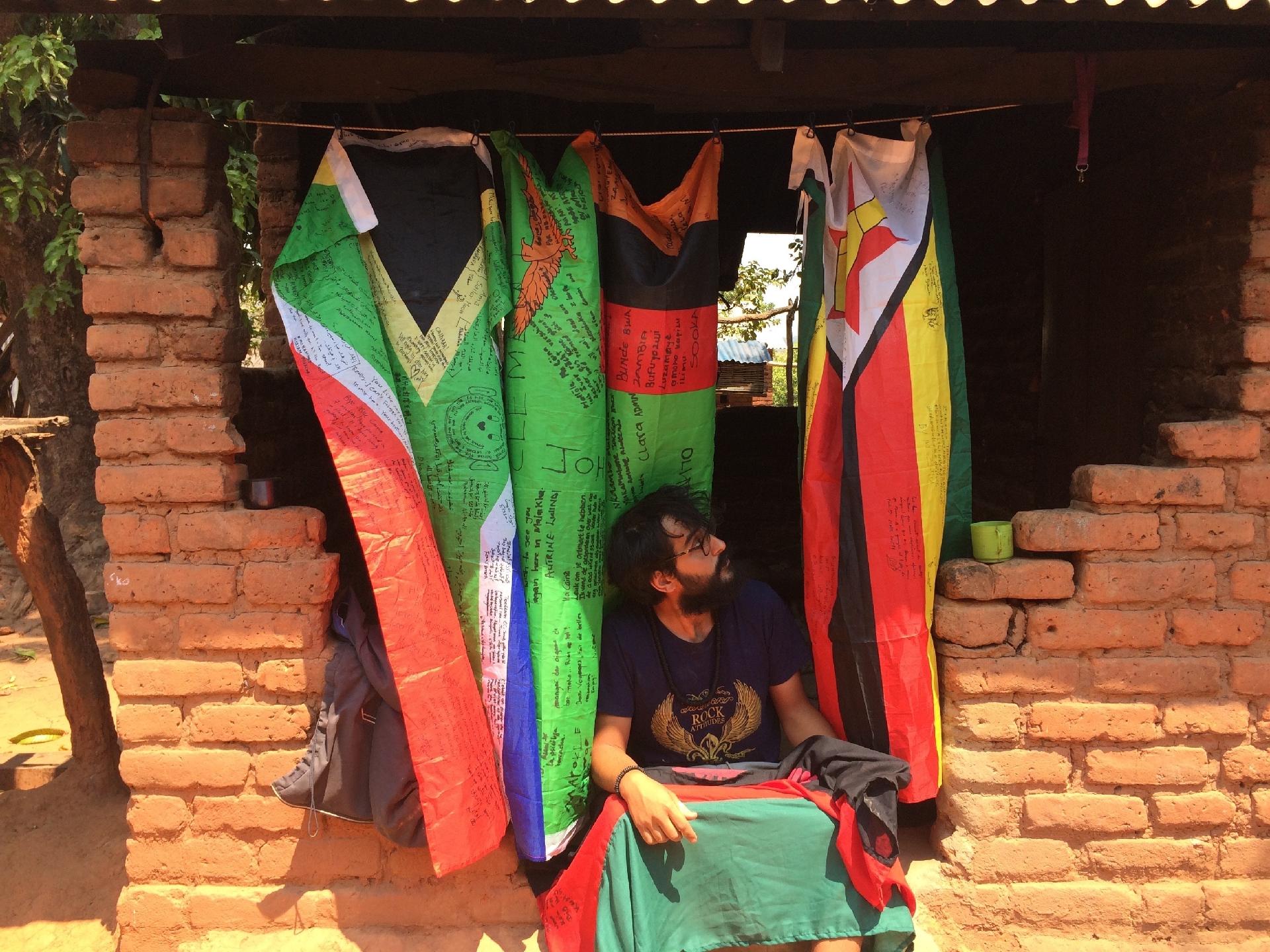 Bandeiras assinadas pelas pessoas que cruzaram sua jornada - Arquivo pessoal