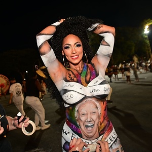 Zé Celso ganha homenagem de Rosiane Pinheiro com pintura corporal