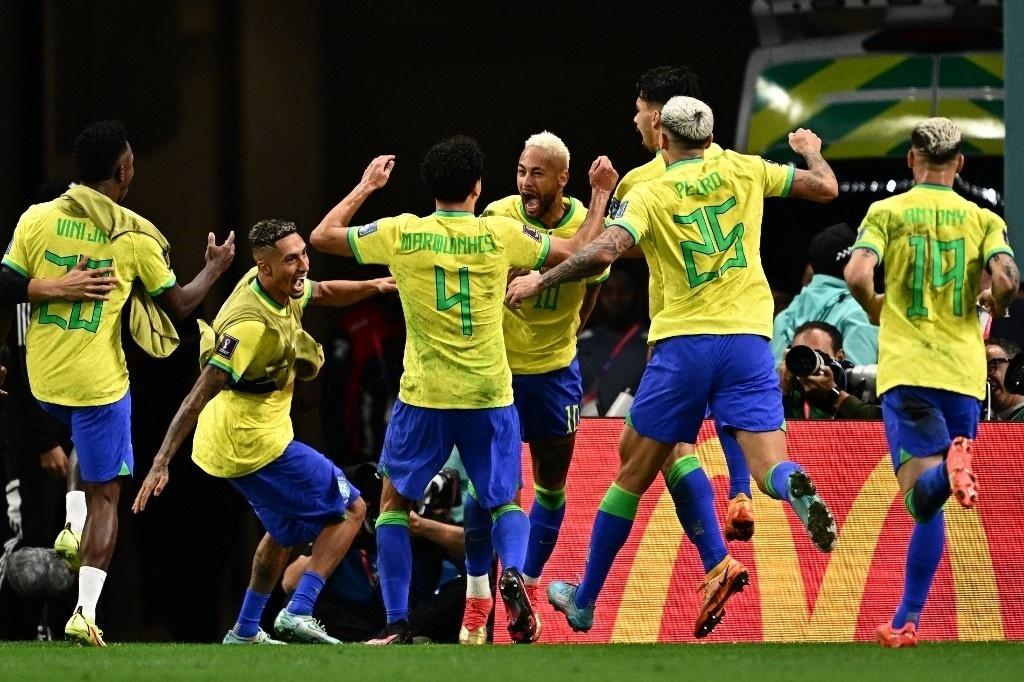Jogadores do Brasil comemoram gol sobre a Croácia nas quartas de final da Copa - GABRIEL BOUYS / AFP