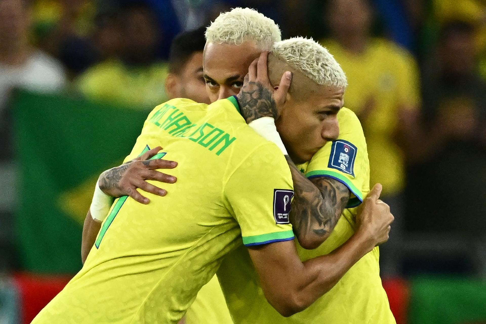Neymar e Richarlison se abraçam antese da partida contra a Croácia na Copa - JEWEL SAMAD / AFP
