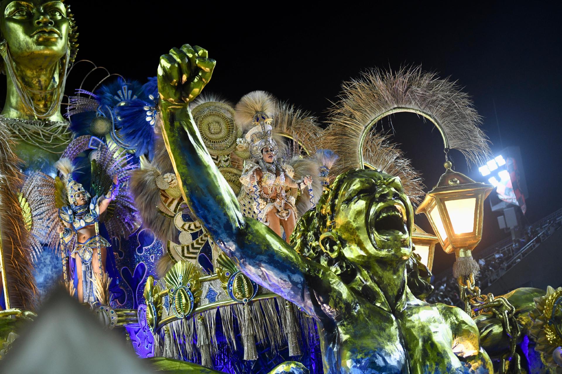 A cantora Ludmilla fez sua estreia na Sapucaí cantando ao lado de Neguinho da Beija-Flor, figura histórica da escola de samba - Lucas Landau/ UOL