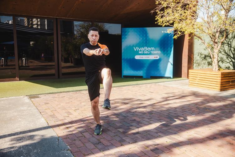 Em seguida, estenda os braços para a frente do corpo e eleve a perna esquerda. Fique nessa posição por alguns segundos.