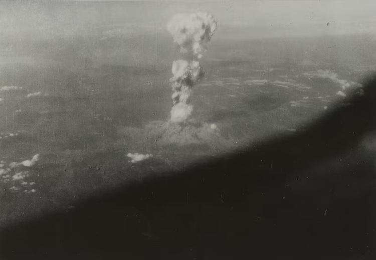 Bombardeio de Hiroshima em 1945 pelo Enola Gay Bombardeio de Hiroshima em 1945 pelo Enola Gay