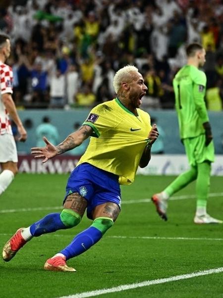Neymar comemlora seu gol sobre a Croácia nas quartas de final da Copa - JEWEL SAMAD / AFP
