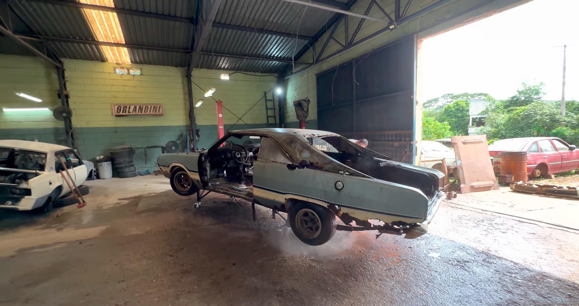 Dodge Charger R/T 1978 Ford Mustang Jaguar XJ12 L Badolato Casa Abandonada - Reprodução