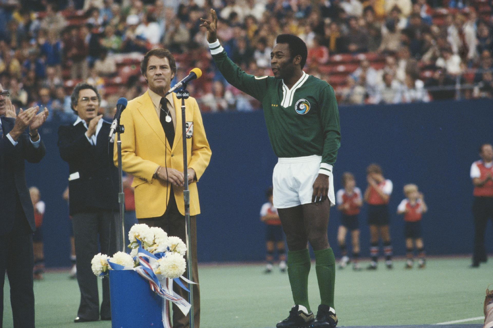 O jogador de futebol brasileiro Pelé se aposenta do New York Cosmos em Rutherford, Nova Jersey, em 1977. - Michael Brennan/Getty Images