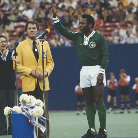 Corinthians x Cruzeiro: jogadores homenageiam Rei Pelé antes da