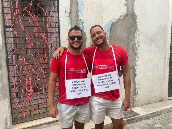 Foliões Deco e Michel fazem piada com rombo das Lojas Americanas em fantasia - Lari Couto / UOL