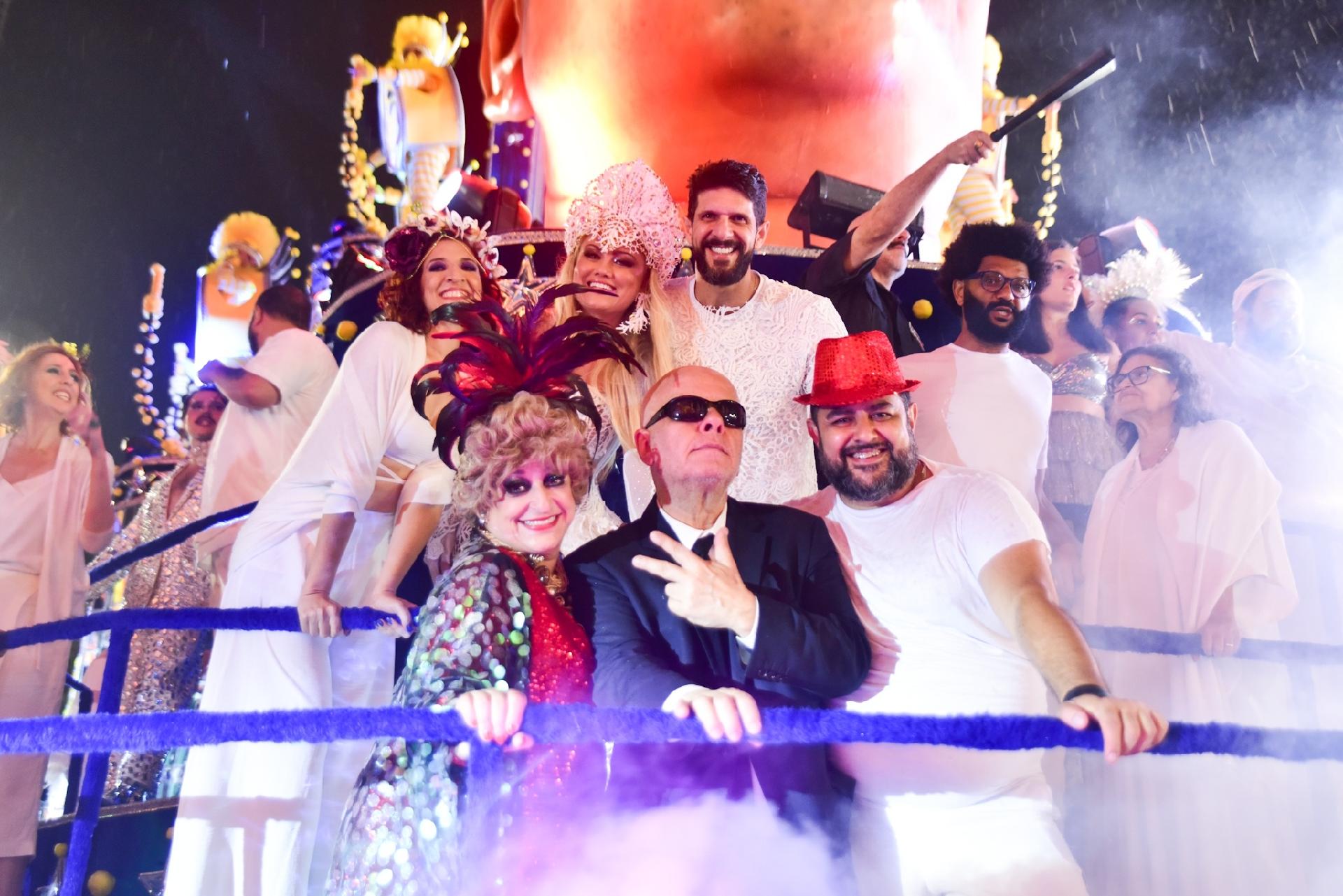 Humoristas desfilam em carro da Estrela do Terceiro Milênio, em São Paulo - Leo Franco/ Agnews