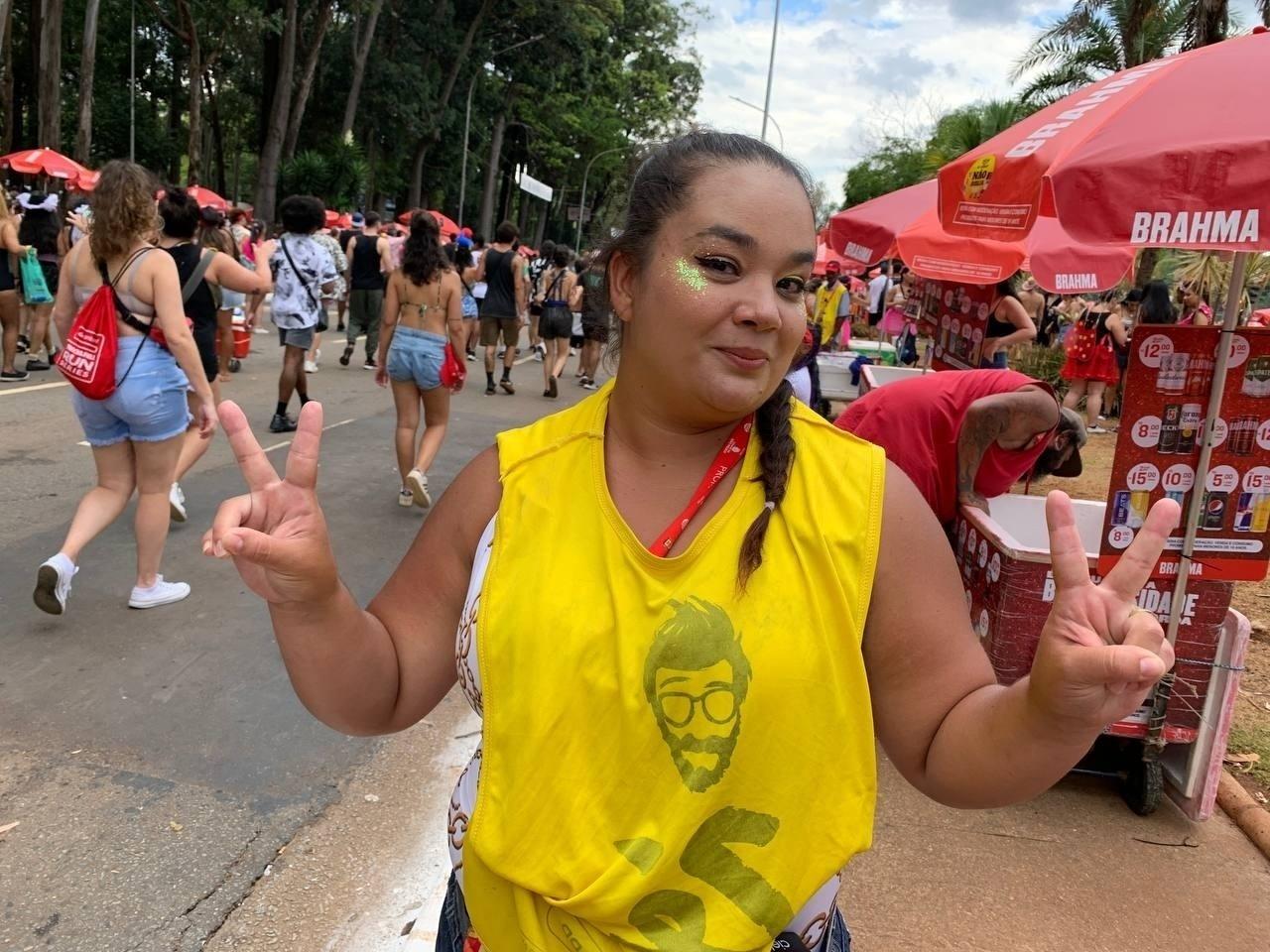 Jessica Herbi, 33, está trabalhando pela primeira vez no Carnaval e diz que uso do glitter é um 'diferencial' para chamar clientes - Bruna Calazans/UOL
