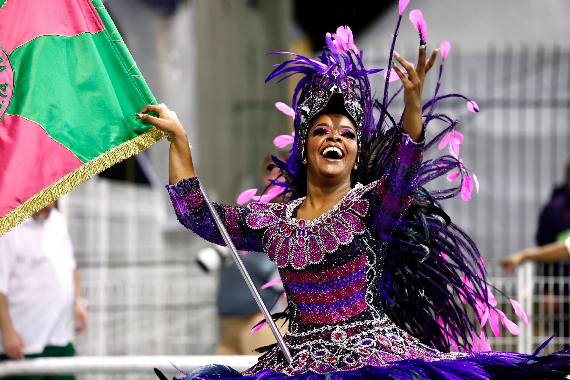 Visual da porta-bandeira representa os povos indígenas - Mariana Pekin/UOL
