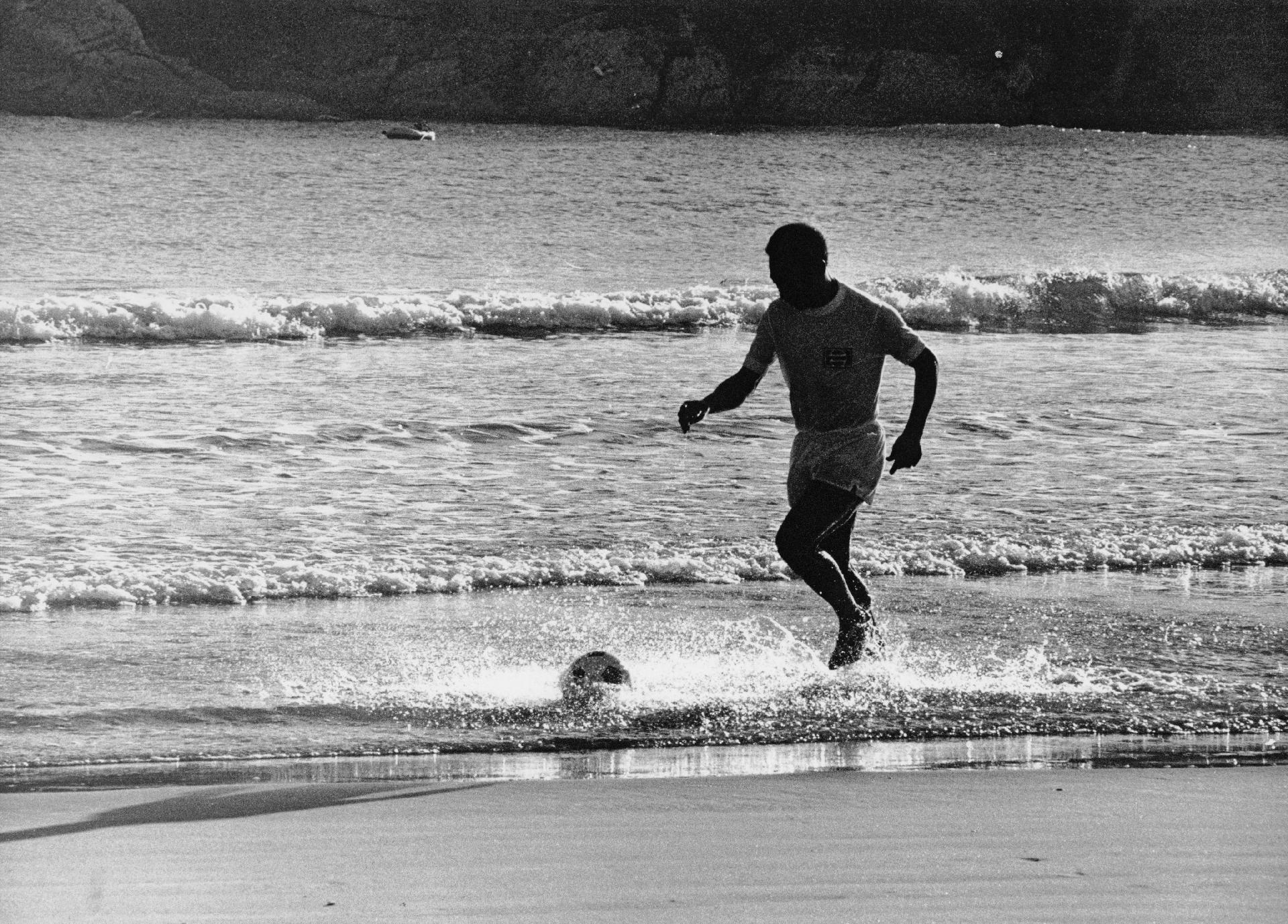 11/02/1974. Pelé brinca com bola em praia, durante filmagem de campanha publicitária para a Pepsi Cola. - Claudine Petroli / Estadão Conteúdo