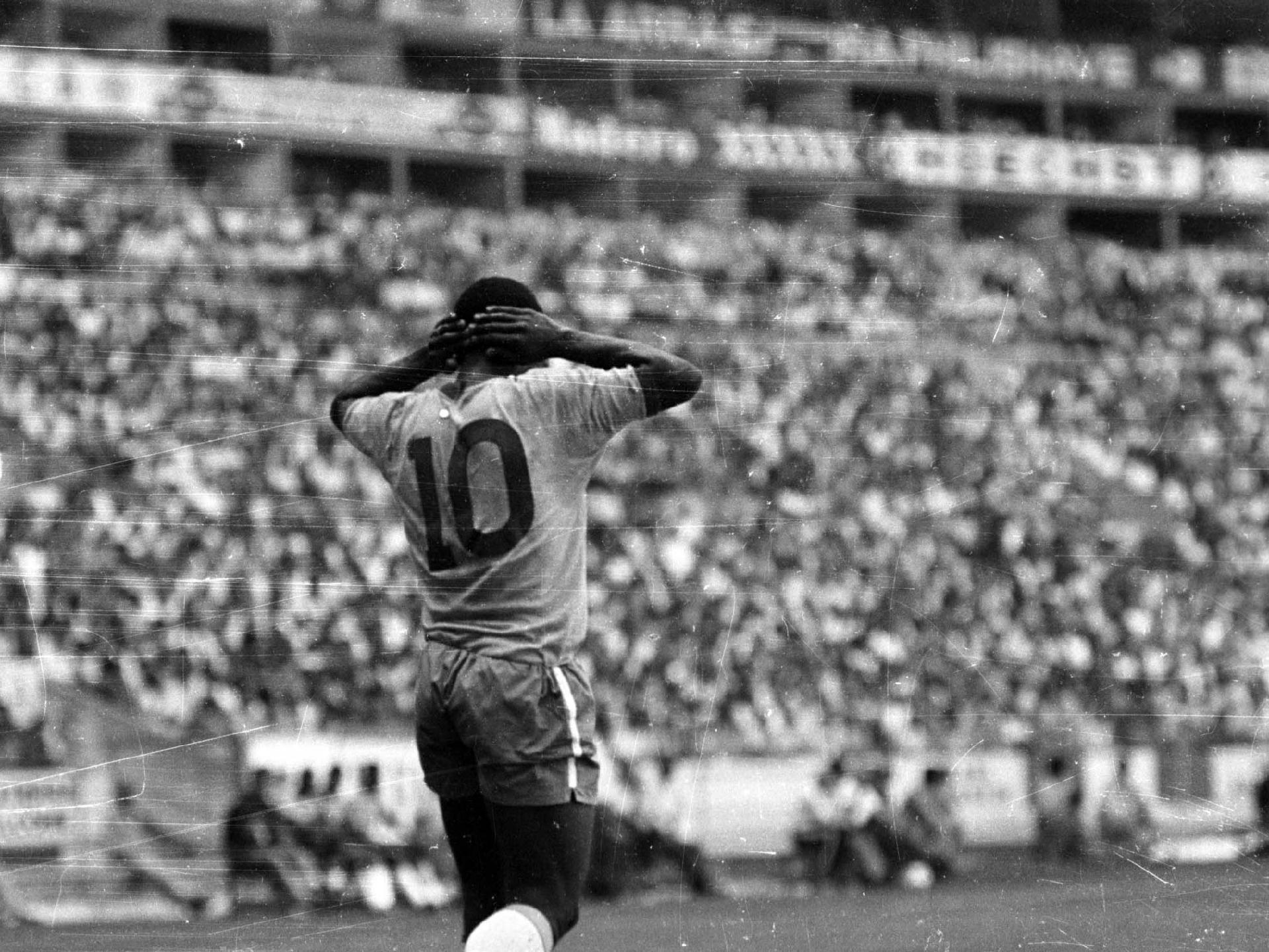 21/06/1970 - Com as mãos na cabeça, Pelé lamenta um lance perdido pela Seleção Brasileira durante a final do Mundial do México. - Domicio Pinheiro/Estadão Conteúdo