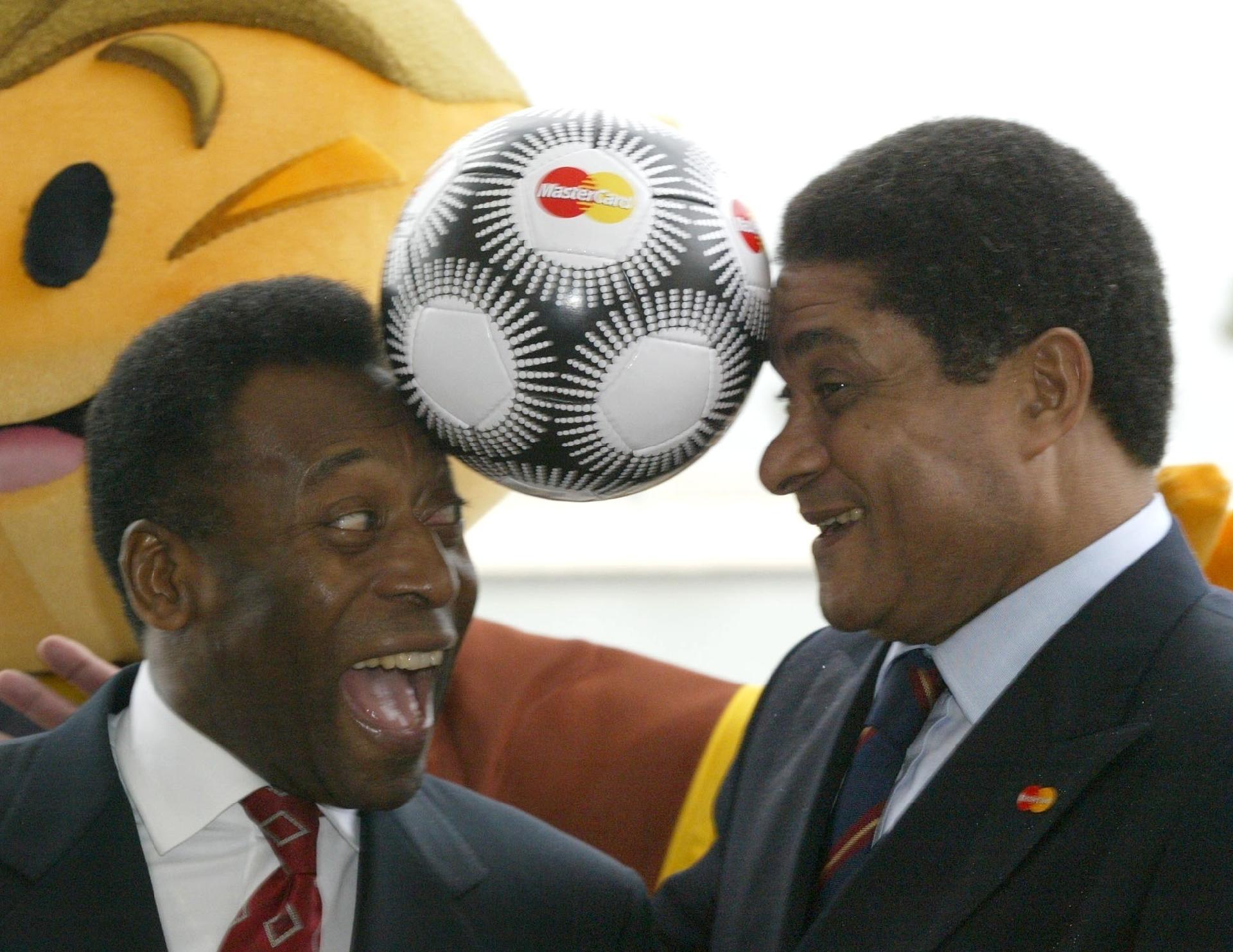 Os ex-jogadores Pelé, do Brasil, e Eusébio da Silva Ferreira, de Portugal, durante evento em Lisboa. - Paulo Amorim/AP