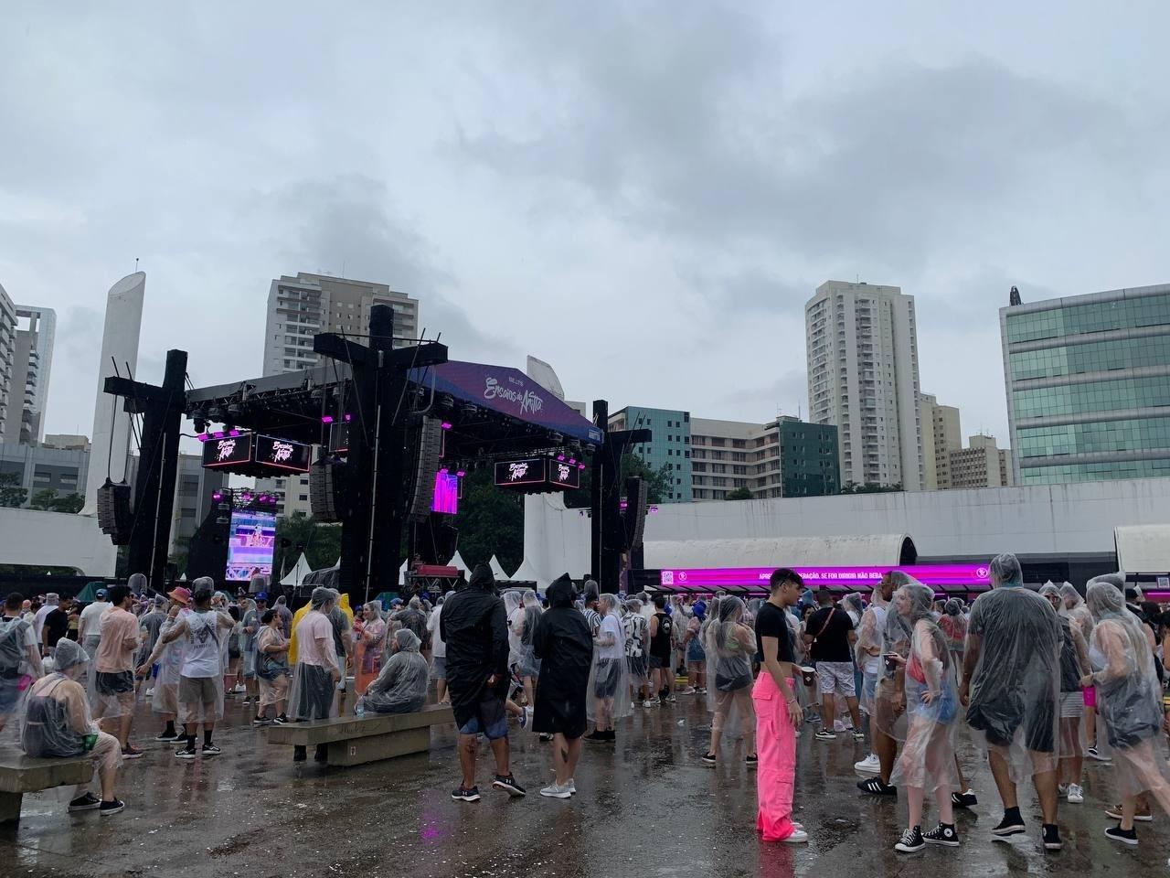 11.02.2023 - "Ensaios da Anitta" em São Paulo começa debaixo de chuva - Bruna Calazans/UOL