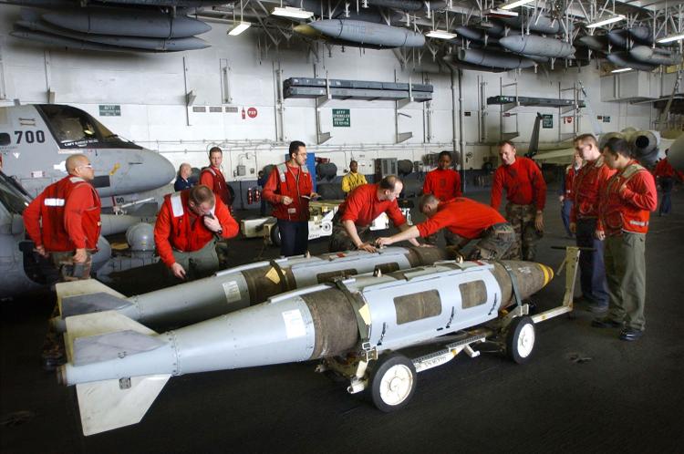 Bombas e outros armamentos no armazém do navio Bombas e outros armamentos no armazém do navio