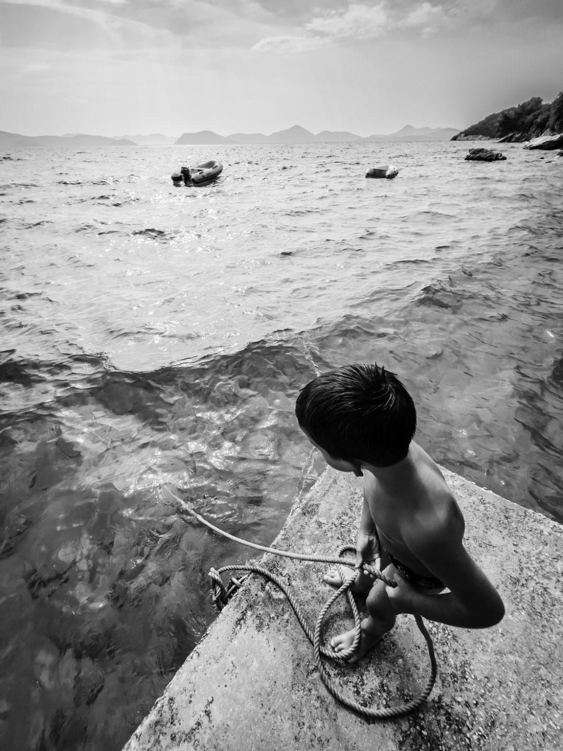2º lugar como Fotógrafo do Ano: registro feito com iPhone 13 Pro mostra menino com roupa de banho na beira de um píer puxando uma corda, que provavelmente pertence a uma embarcação, em Sladjenovici, Croácia. Sasa Borozan é de Bósnia e Herzegovina - Sasa Borozan/IPP Awards