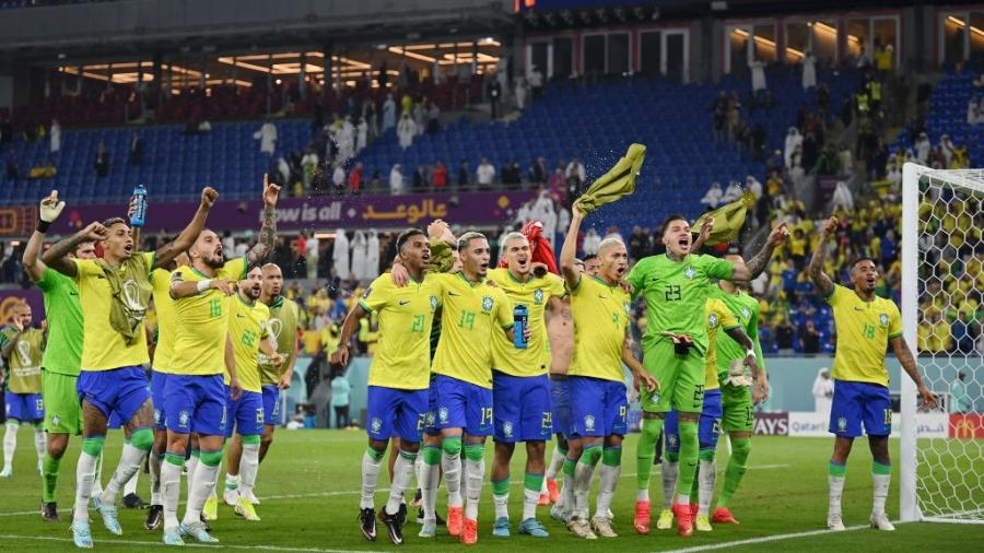 Jogadores da seleção brasileira comemoram com a torcida após a vitória sobre a Suíça pela Copa do Mundo do Qatar - Matthias Hangst / Equipe