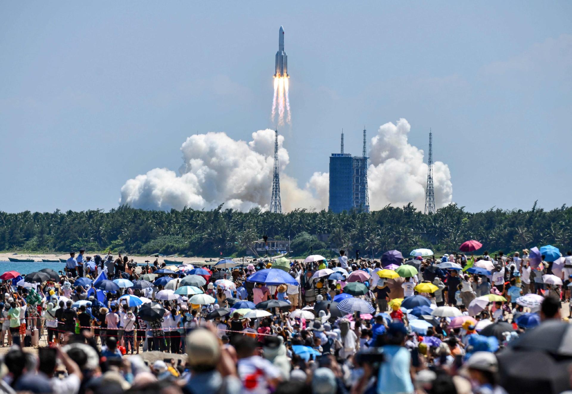 24 de julio de 2022 - Cientos de personas observan el lanzamiento de la segunda unidad desde la Estación Espacial Tiangong ("Palacio celestial"en traducción al chino) - CNS / AFP