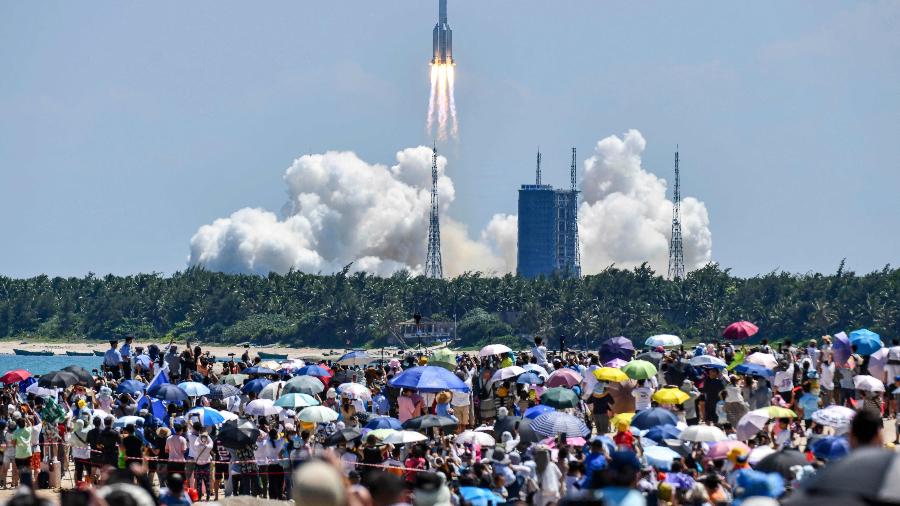 24.jul.2022 - Cententas de pessoas observam o lançamento da segundo módulo da estação espacial Tiangong ("Palácio Celestial", na tradução do chinês) -  CNS/AFP