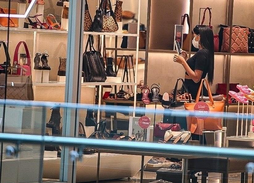 BBB 21: Pocah faz compras ao lado do noivo Ronan Souza em shopping do Rio - EDDO/AgNews