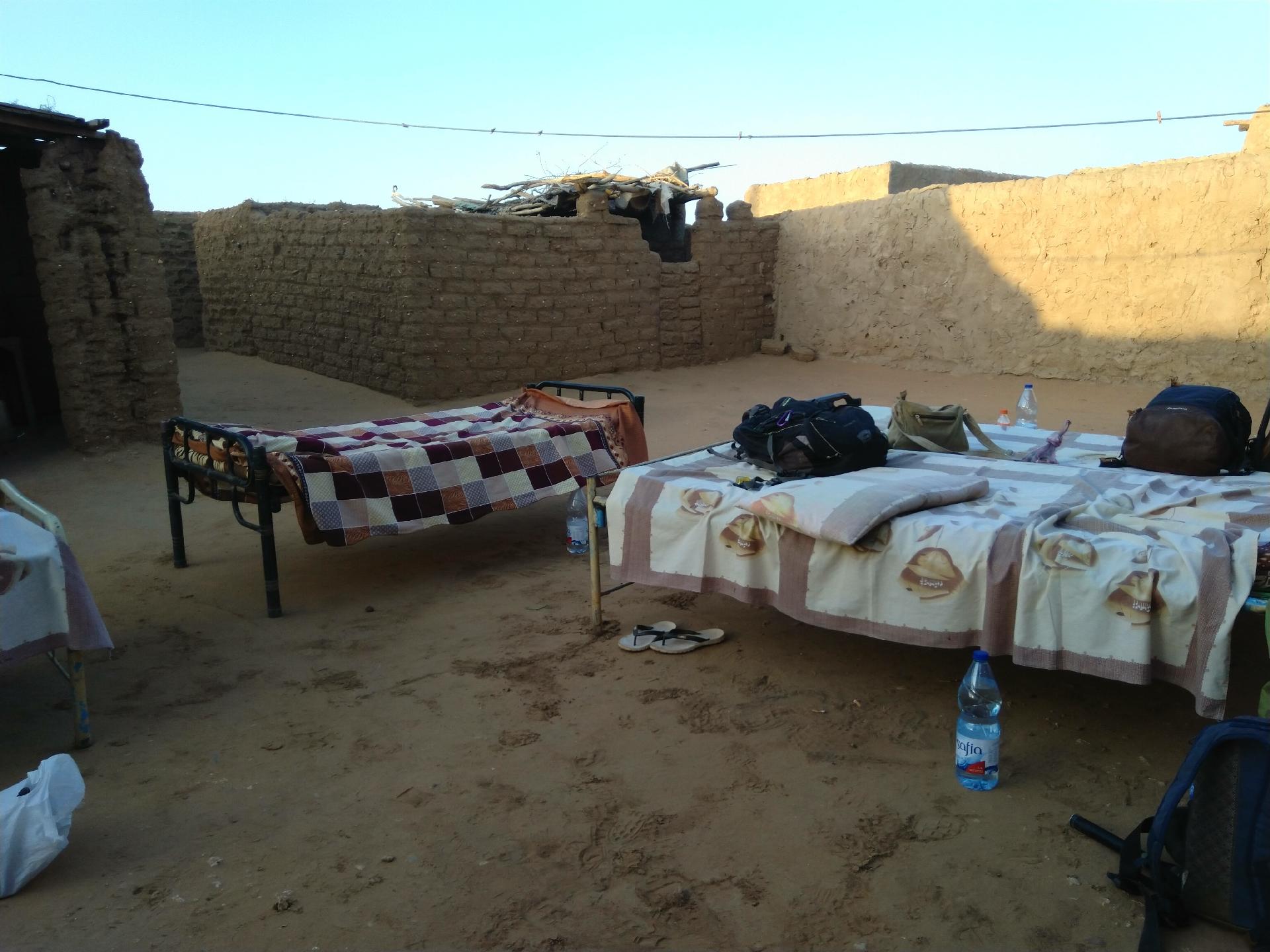 Sudão, na região de Omdurmã. As camas ficam geralmente fora devido ao calor dentro das casas - Arquivo pessoal