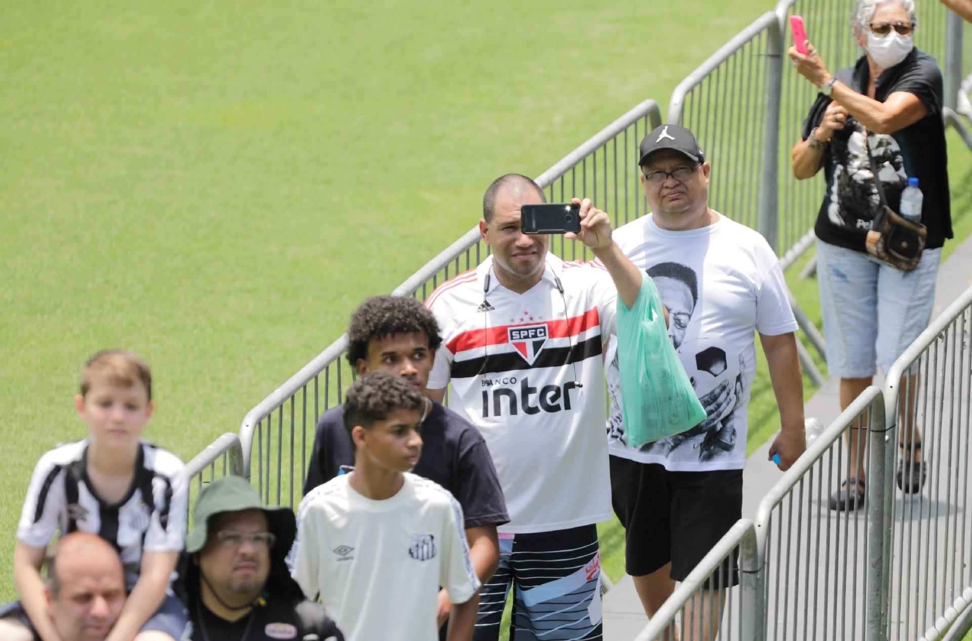 Fans wearing shirts from other teams seen following King Pele - Marcelo Justo / UOL