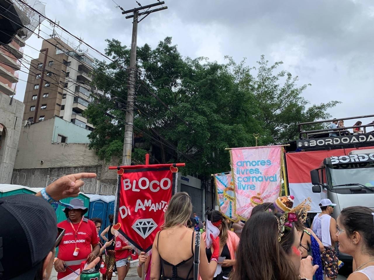 Bloco Casa Comigo se concentra em meio a clima chuvoso - Camila Corsini / UOL