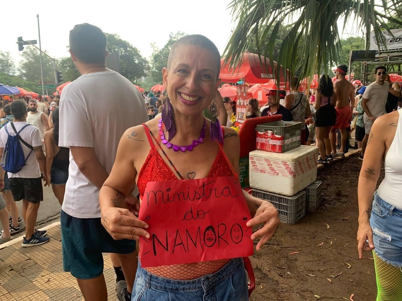 Marise Kauner usa placa de 'ministra do namoro' no bloco Navio Pirata - Martha Alves/UOL