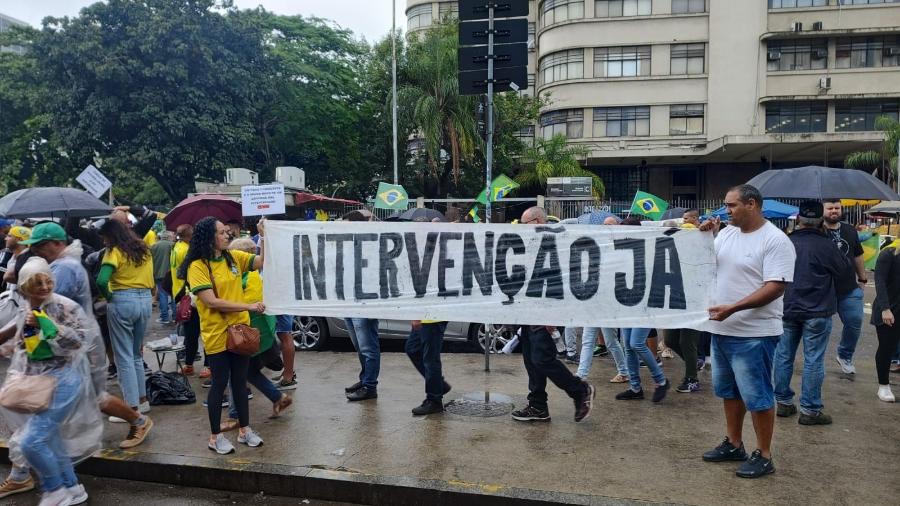 Manifestantes pró-golpe em frente ao Comando Militar do Leste, no centro do Rio de Janeiro - Igor Mello/UOL