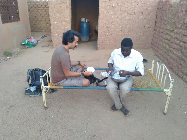 Sudão, na região de Omdurmã, com o host Mohamed. As camas ficam geralmente fora devido ao calor dentro das casas - Arquivo pessoal - Arquivo pessoal