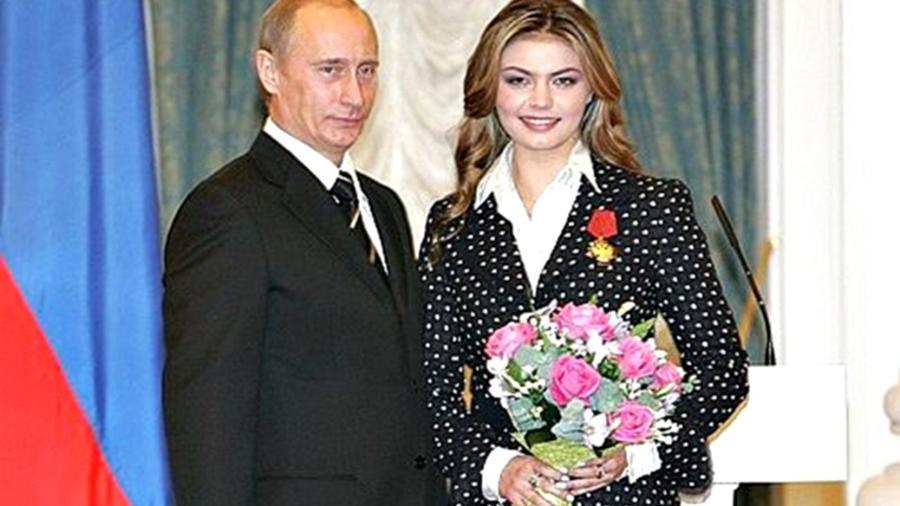 Presidente russo, Vladimir Putin, entrega prêmio à ginasta Alina Kabaeva - Divulgação/Kremlin