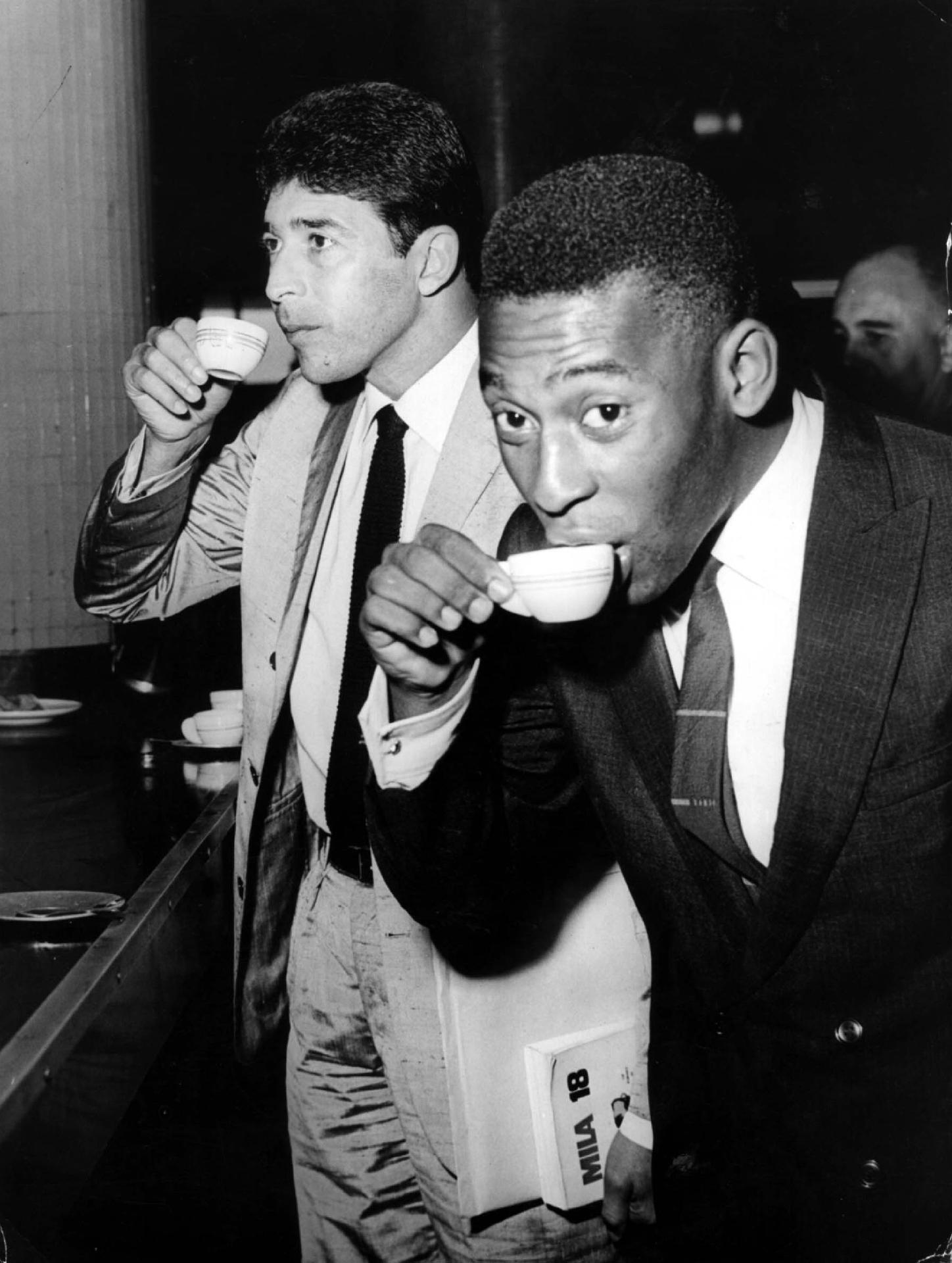 Pelé tomando café no aeroporto com Mauro Ramos de Oliveira, capitão da Copa do Mundo de 1962 no Chile. - Estadão Conteúdo
