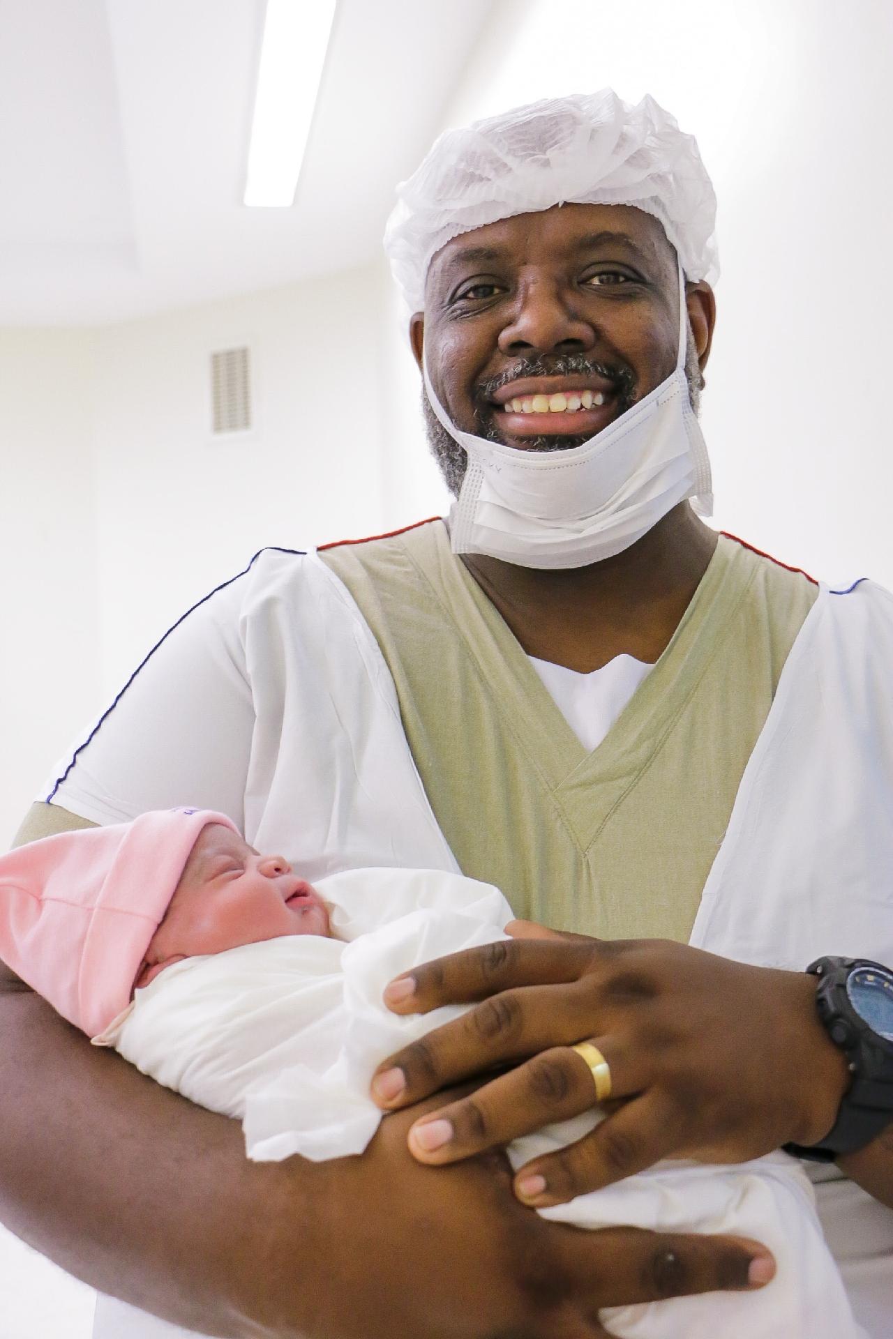 Péricles anunciou a chegada de Maria Helena, sua segunda filha, no Estúdio UOL - Publivídeo/Divulgação