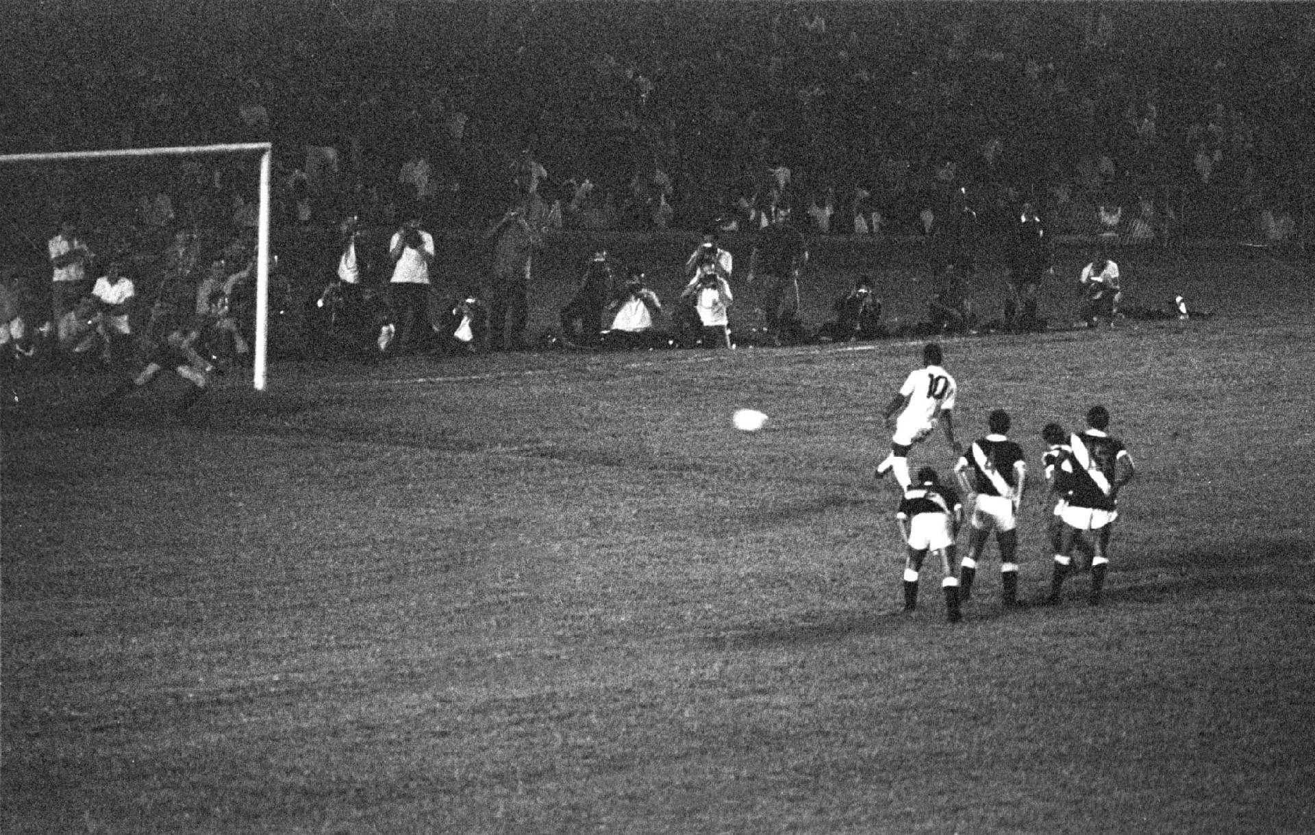 19.nov.1969 - Pelé marca seu milésimo gol cobrando pênalti na partida entre Vasco da Gama e Santos, realizada no Maracanã. - Estadão Conteúdo
