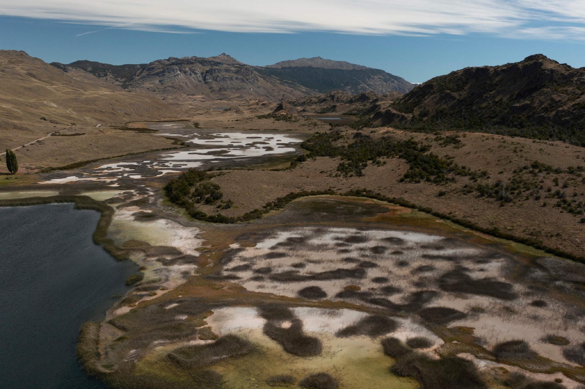 Vista aérea de lagos y humedales en el Parque Nacional Patagonia, Región de Aysén, Chile, el 12 de febrero de 2022. - Entre montañas escarpadas y valles profundos dominados por el viento, la Patagonia chilena aún conserva su esencia salvaje como naturaleza "Tesoro" gracias a las acciones de conservación de este ecosistema en continua regeneración.  (Foto de PABLO COZZAGLIO / AFP) ORG ENVIAR: SCL5956 - PABLO COZZAGLIO/AFP
