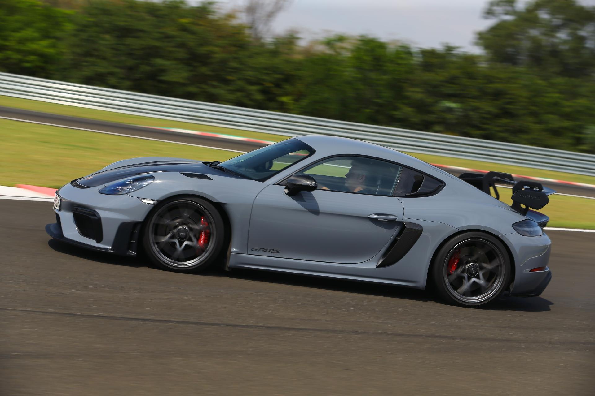 Porsche 718 Cayman GT4 RS - Divulgação
