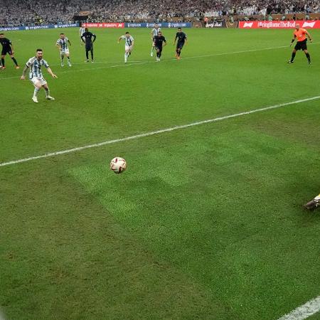 Messi marca de pênalti durante a final da Copa contra a França - REUTERS/Carl Recine