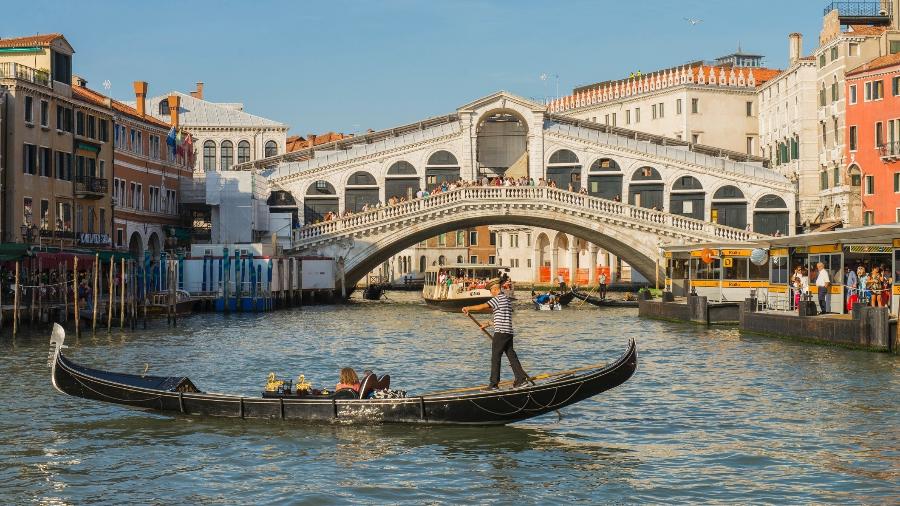 Ponte de Rialto, uma das centenas de construções simbólicas de Veneza, na Itália - Damiano Baschiera/Unsplash