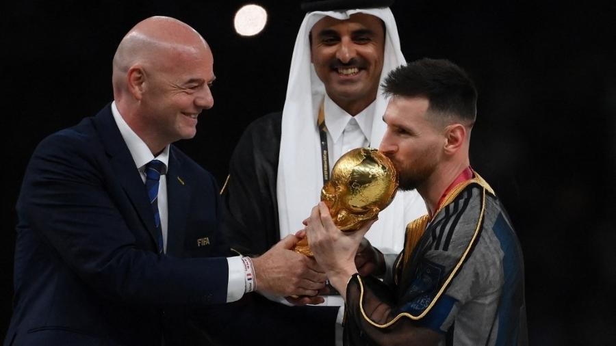 Infantino, presidente da Fifa, entrega troféu da Copa do Mundo para Lionel Messi - FRANCK FIFE / AFP