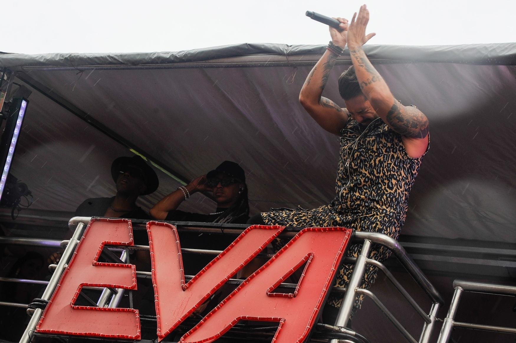 Eduardo Martins / Agnews - Emocionado o vocalista da Banda Eva Felipe Pessoni puxa o bloco Beleza Rara em São Paulo