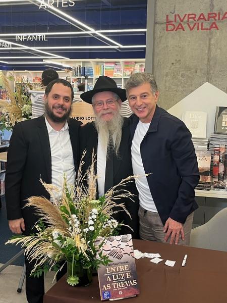 Os rabinos Berel e David Weitman com Claudio Lottenberg