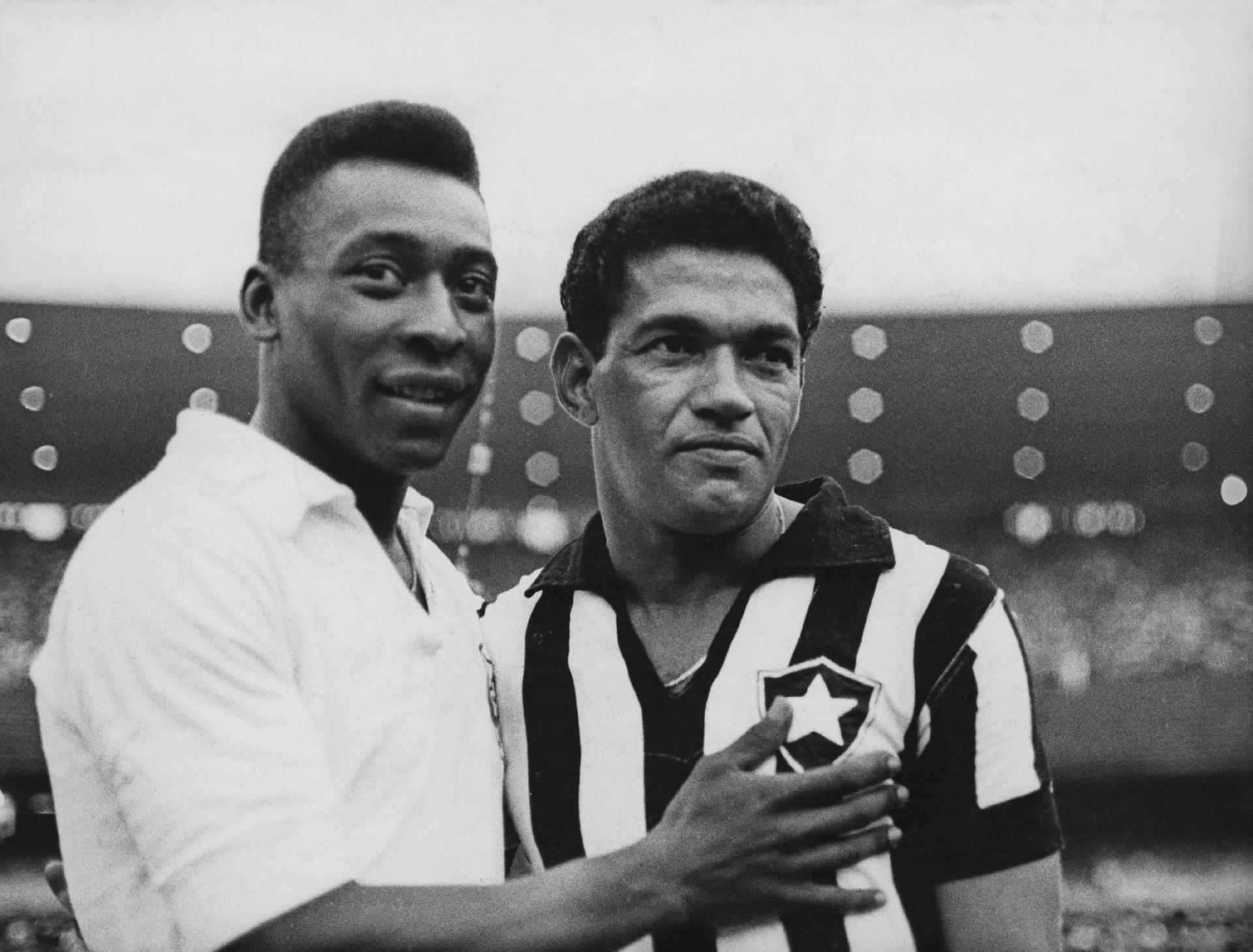 02.fev.1968 - Os ex-jogadores e ídolos da seleção brasileira Pelé e Garrincha. - Getty Images