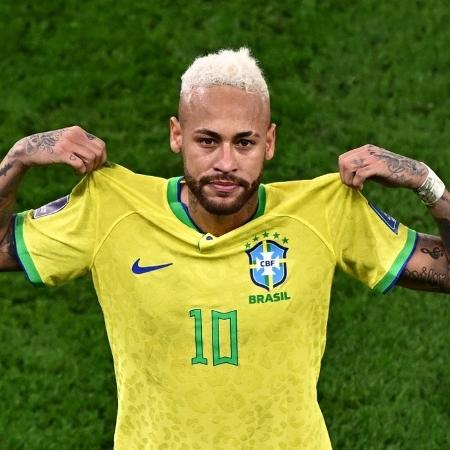 Neymar mostra a camisa ao comemorar gol sobre a Croácia na Copa - ANNE-CHRISTINE POUJOULAT / AFP