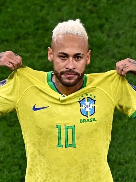 Neymar mostra a camisa ao comemorar gol sobre a Croácia na Copa. - ANNE-CHRISTINE POUJOULAT / AFP
