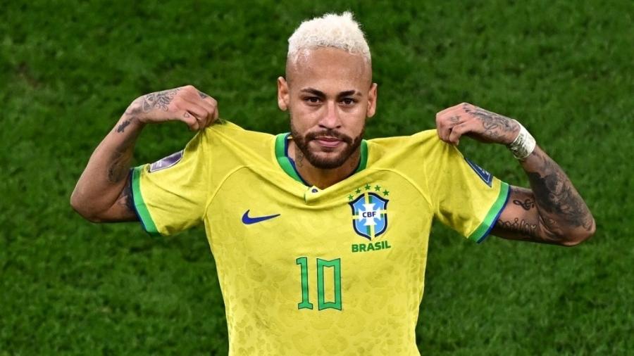 Neymar mostra a camisa ao comemorar gol sobre a Croácia na Copa - ANNE-CHRISTINE POUJOULAT / AFP