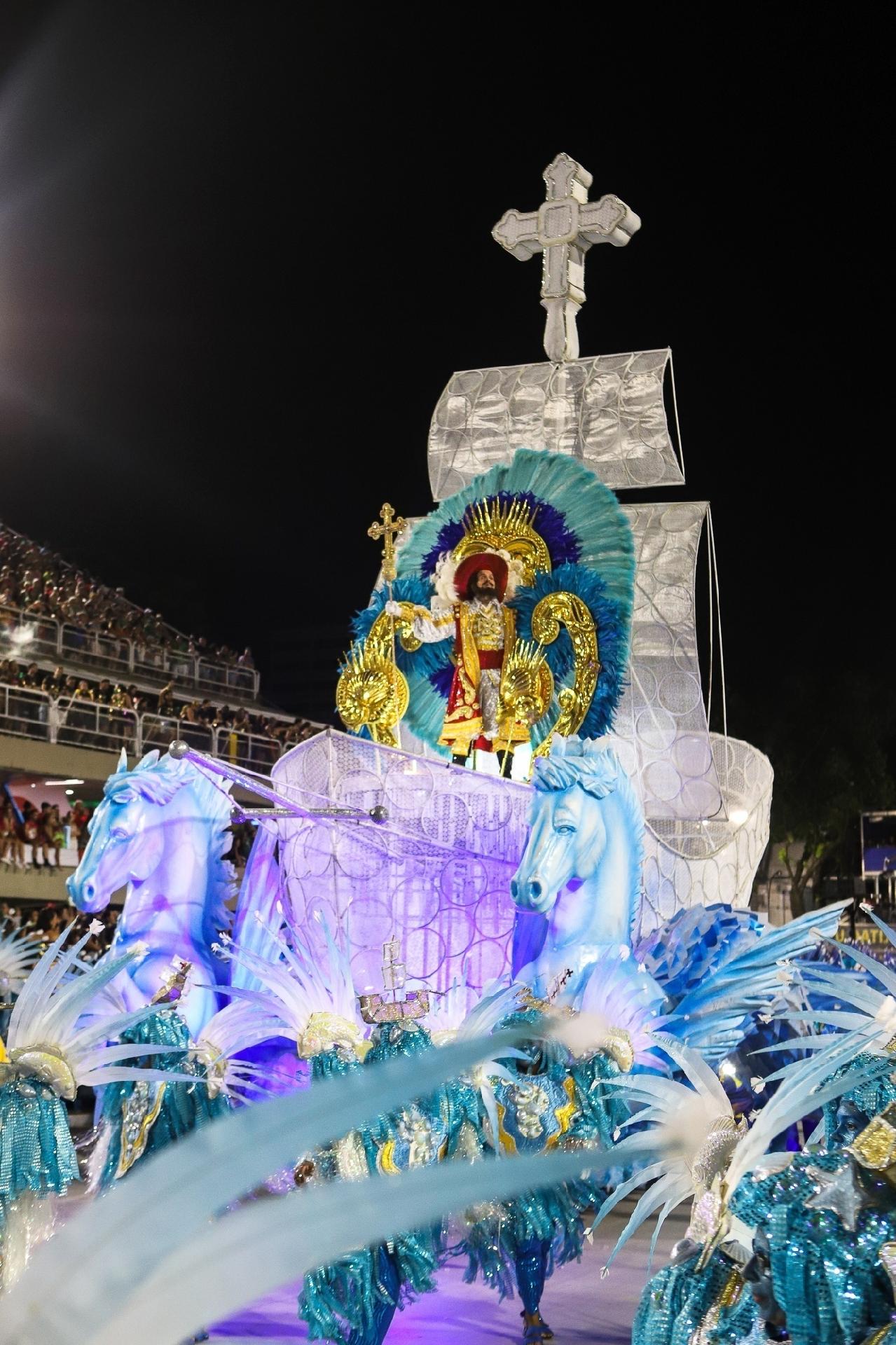 A passagem da alegoria foi marcada pelas luzes apagadas na Marquês de Sapucaí - Zô Guimarães/ UOL
